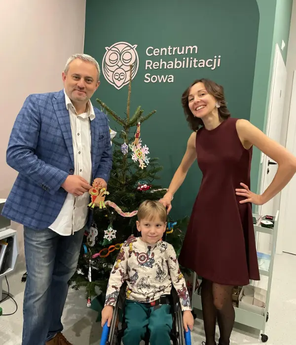 Dr Marek Lickendrof z Aleksandrą Cieślak i małym pacjentem.