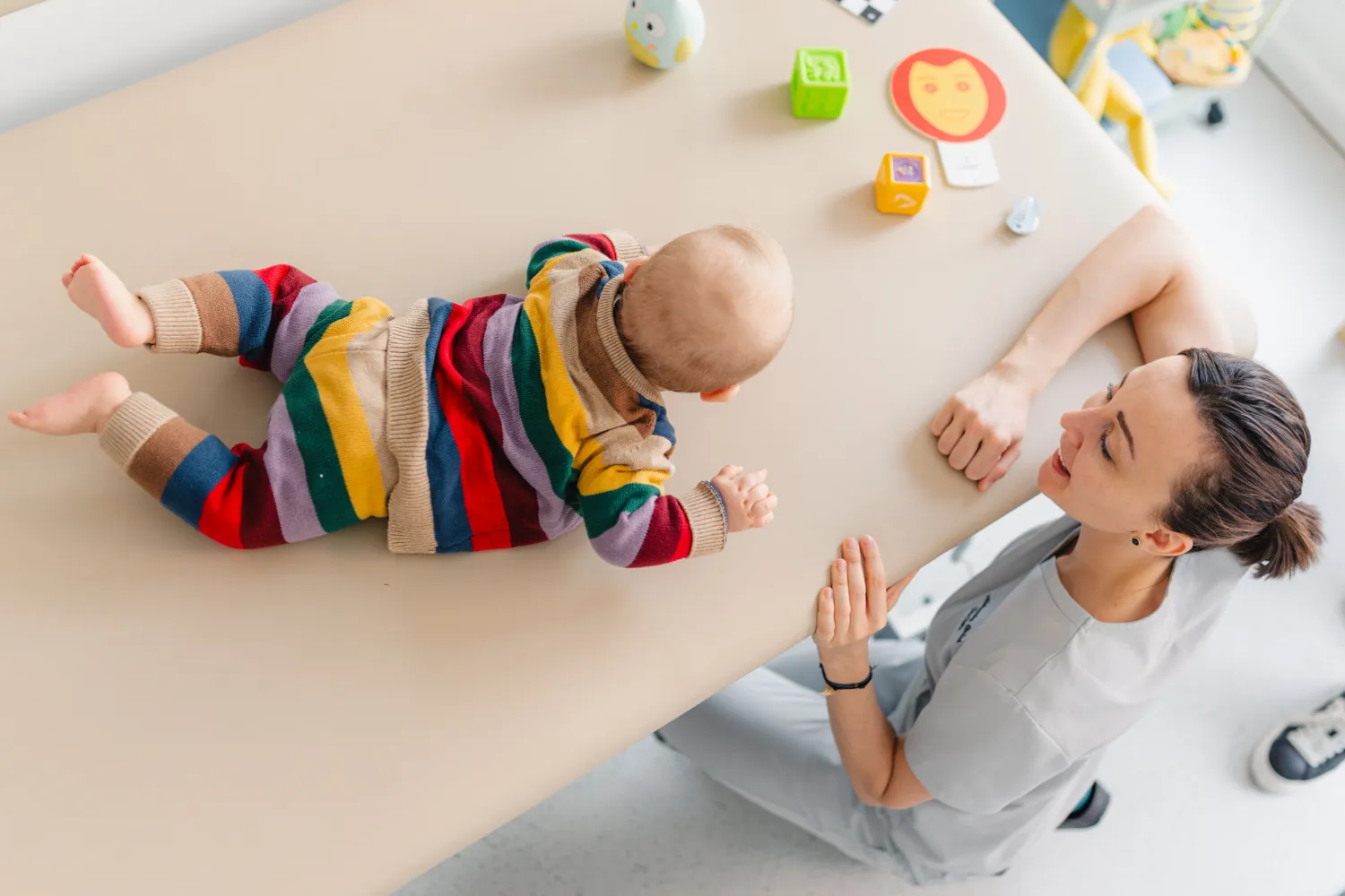 Fizjoterapeutka pracuje z małym dzieckiem