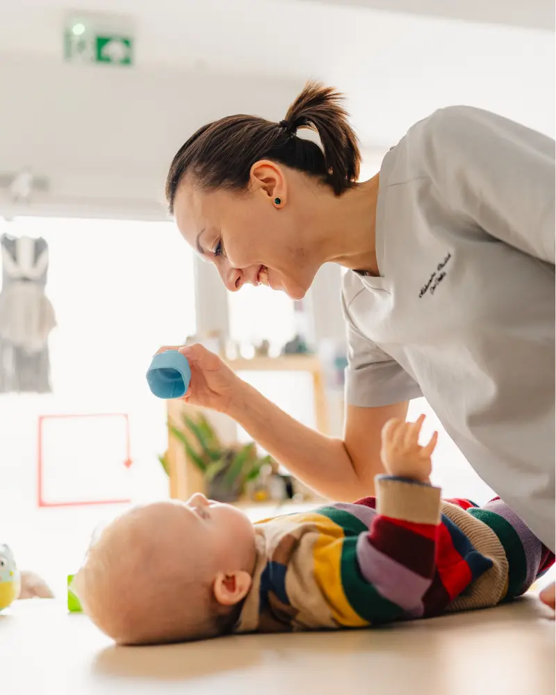 fizjoterapeutka pracuje z małym pacjentem