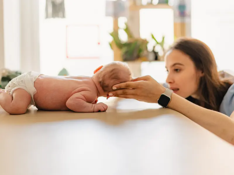 fizjoterapeutka pracuje z małym pacjentem